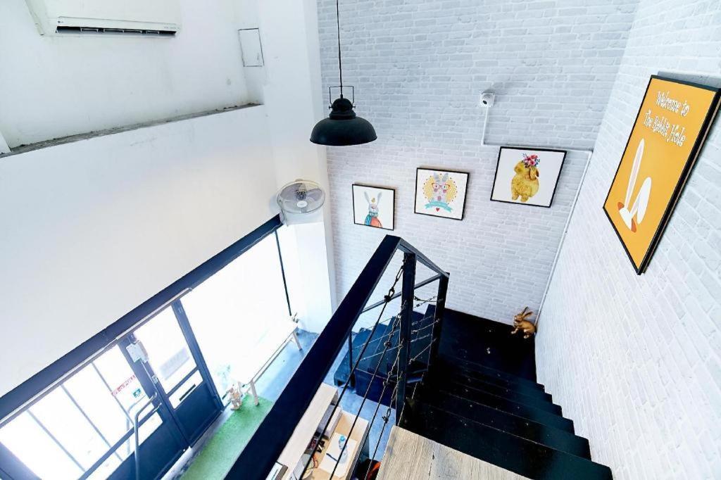The Rabbit'S Hole Hostel Bangkok Bagian luar foto