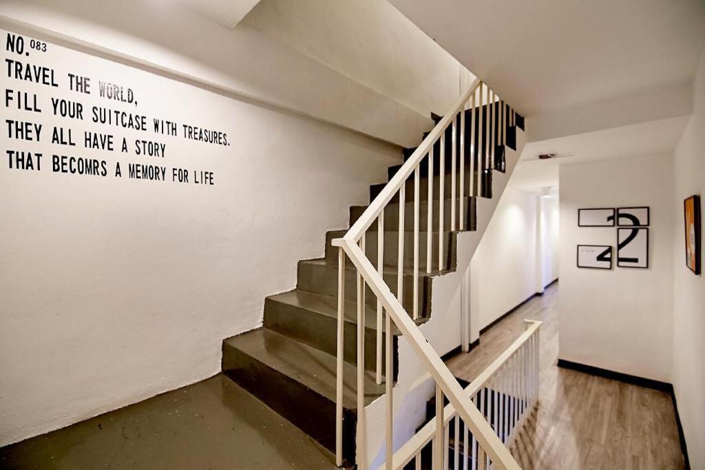 The Rabbit'S Hole Hostel Bangkok Bagian luar foto