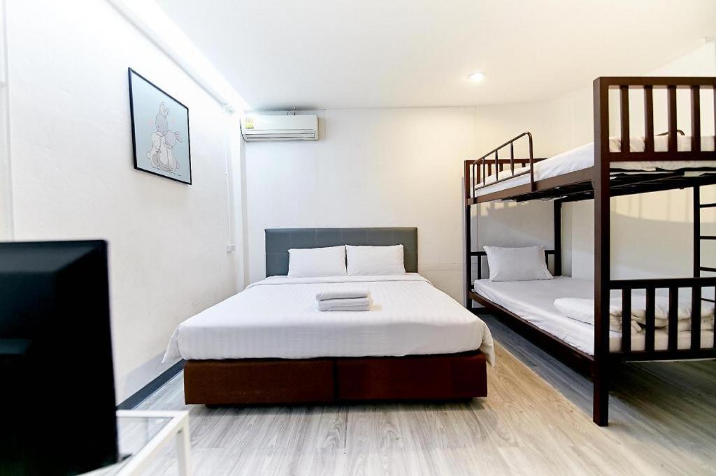 The Rabbit'S Hole Hostel Bangkok Bagian luar foto