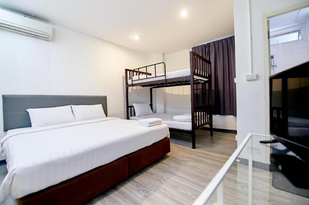 The Rabbit'S Hole Hostel Bangkok Bagian luar foto