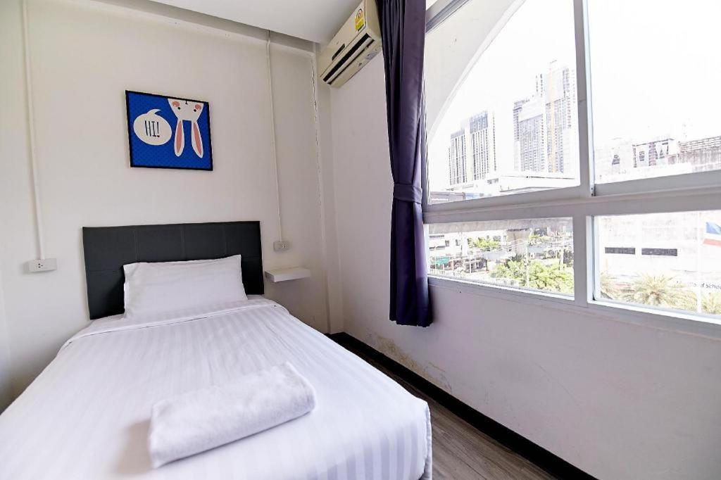 The Rabbit'S Hole Hostel Bangkok Bagian luar foto