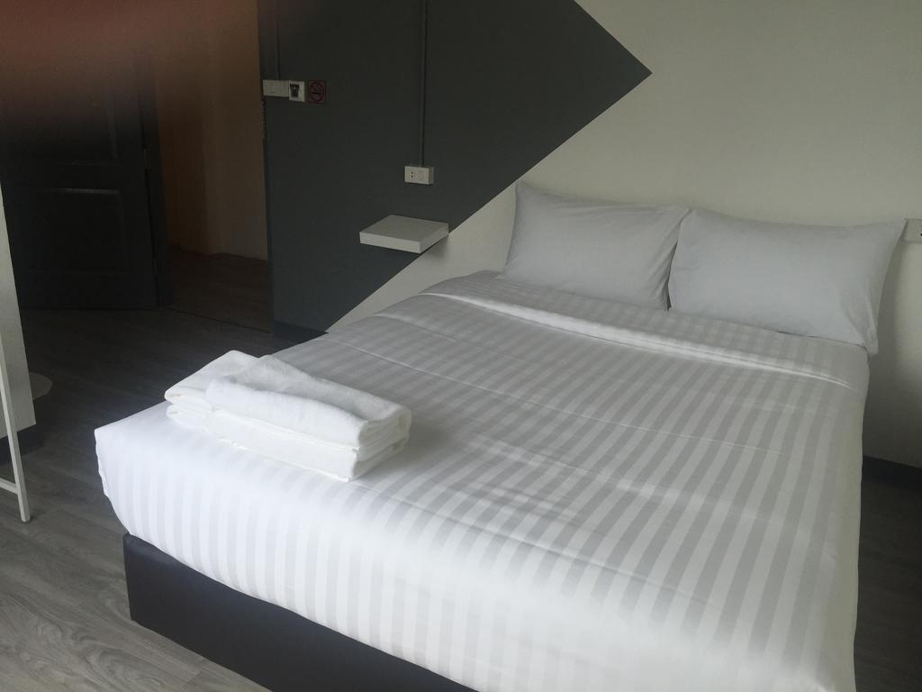 The Rabbit'S Hole Hostel Bangkok Bagian luar foto