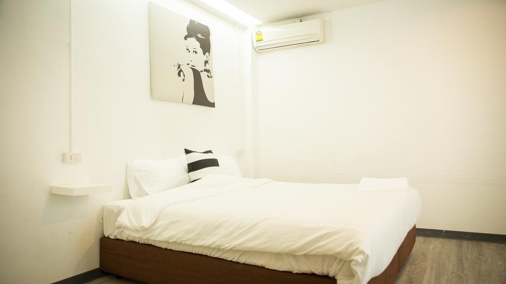The Rabbit'S Hole Hostel Bangkok Bagian luar foto