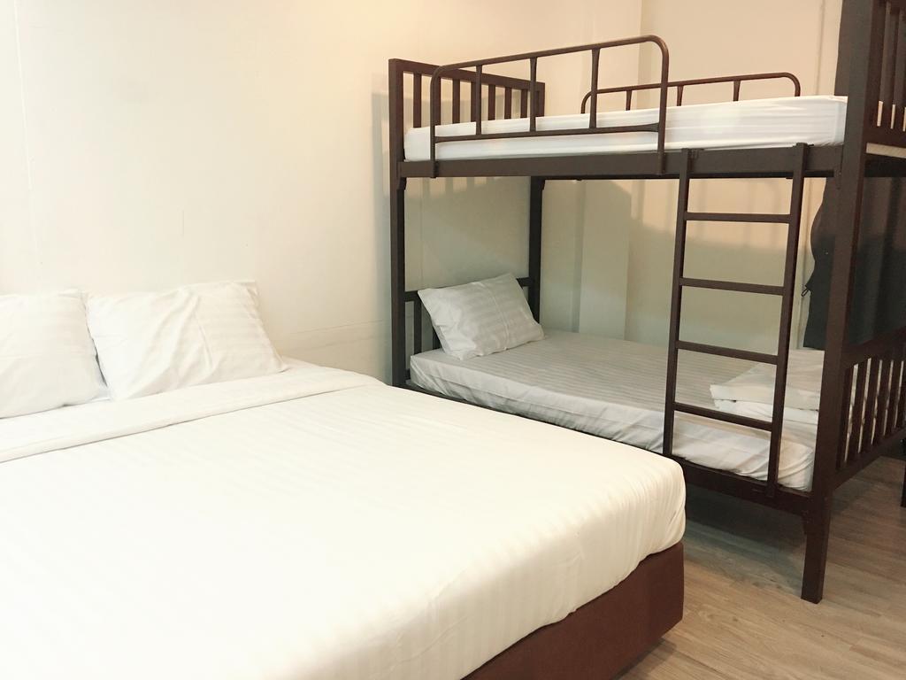 The Rabbit'S Hole Hostel Bangkok Bagian luar foto